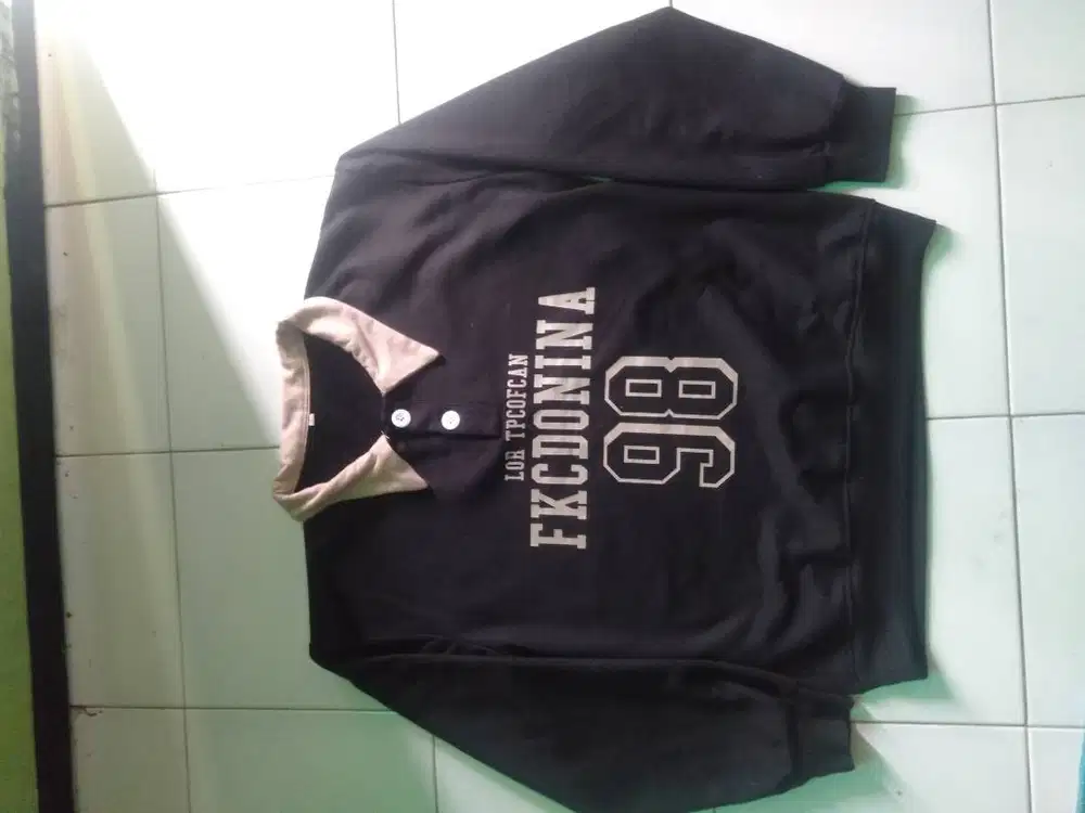 Sweater berbahan lembut dan tebal