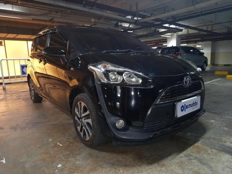 DP MURAH Toyota Sienta 1.5 V Bensin-MT 2017 Hitam CTOKB