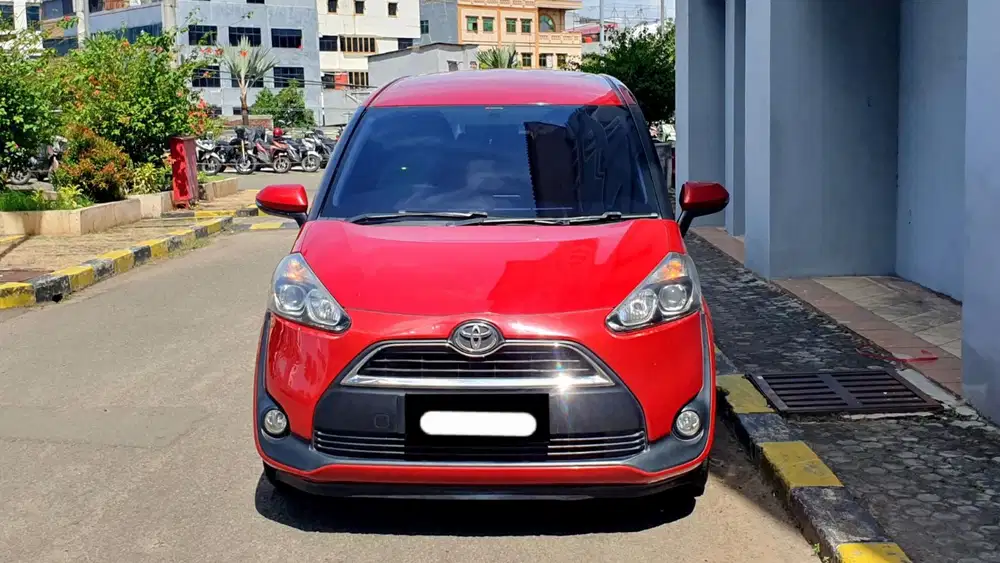 Toyota sienta v cvt matic 2018 merah cash kredit bisa dibantu