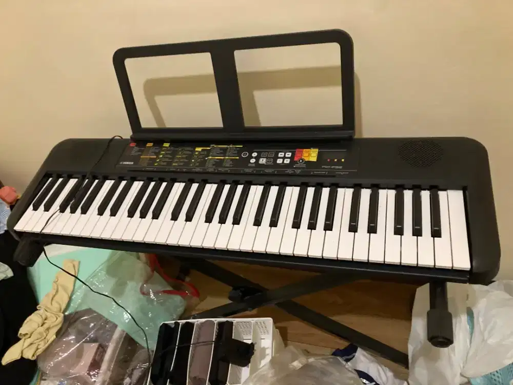 Dijual second keyboard Yamaha PSR F52 dengan standing