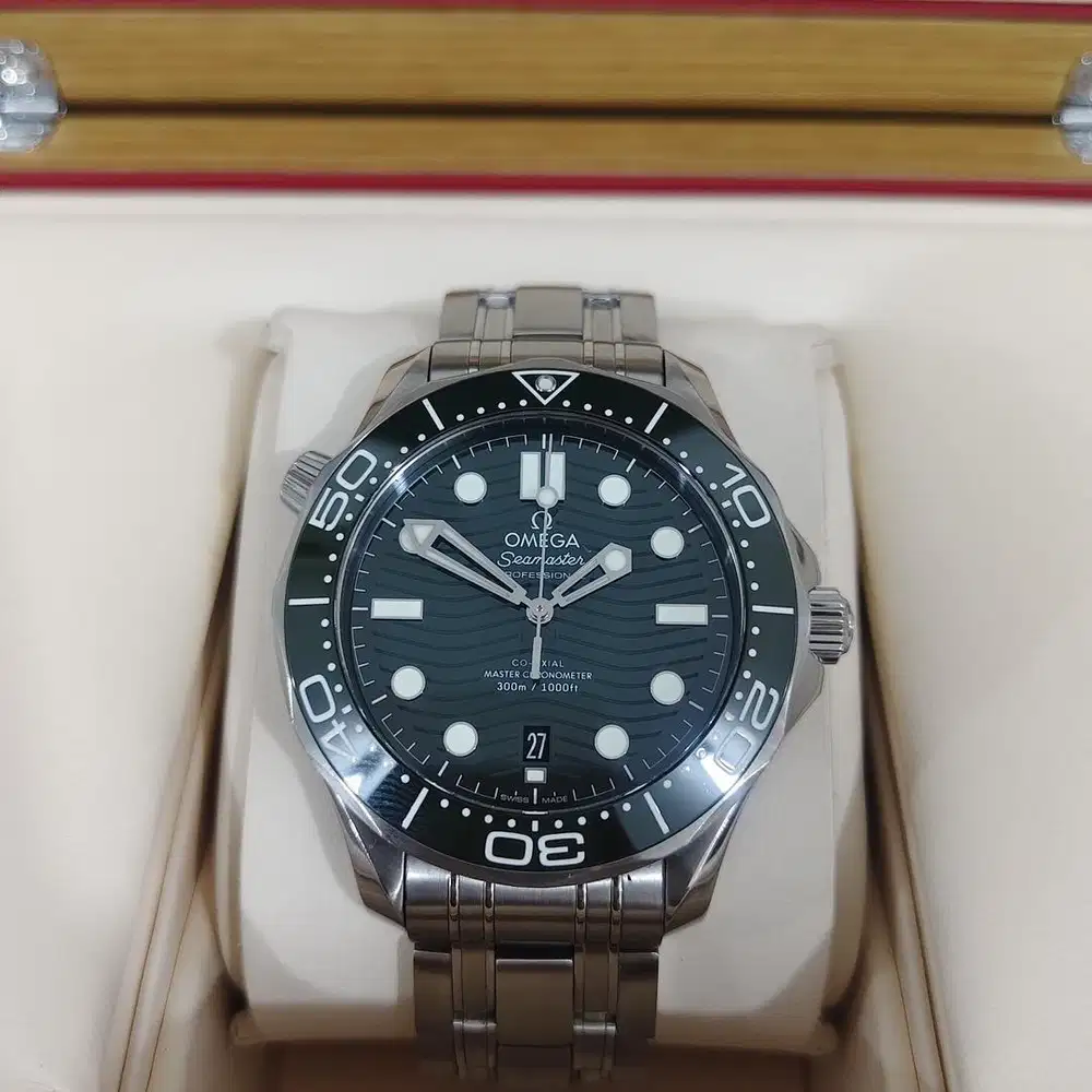 Omega Seamaster 300m green ceramic bezel Like New 2022