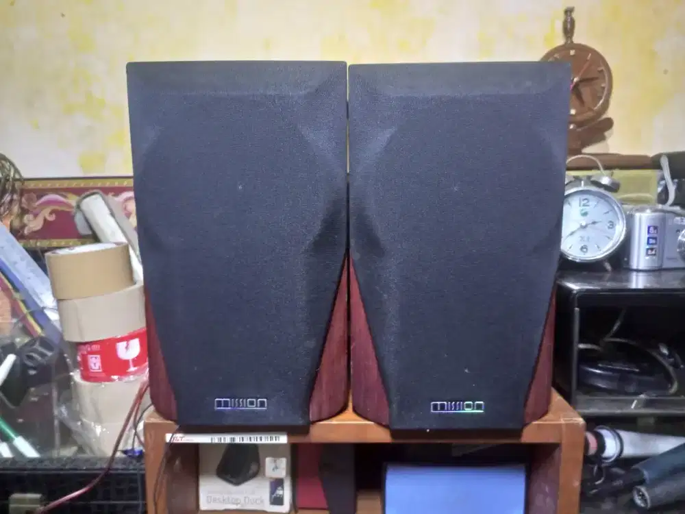 Speaker bookshelf mission england