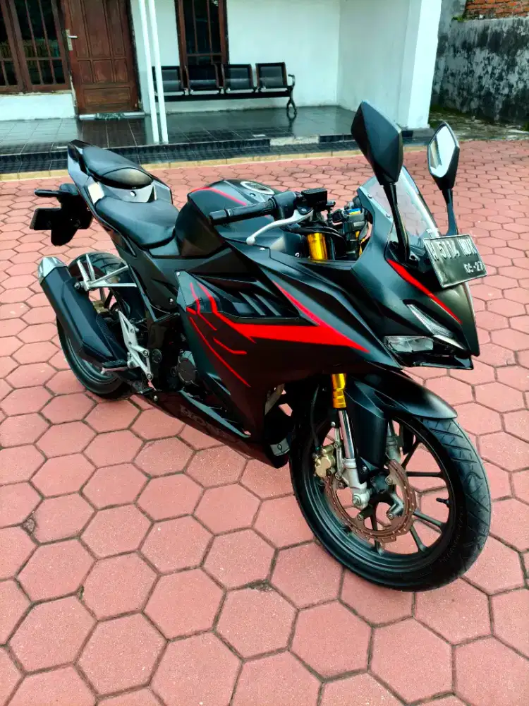 Honda CBR 150 tahun 2022 like new