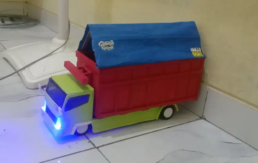 Mainana miniatur truck oleng