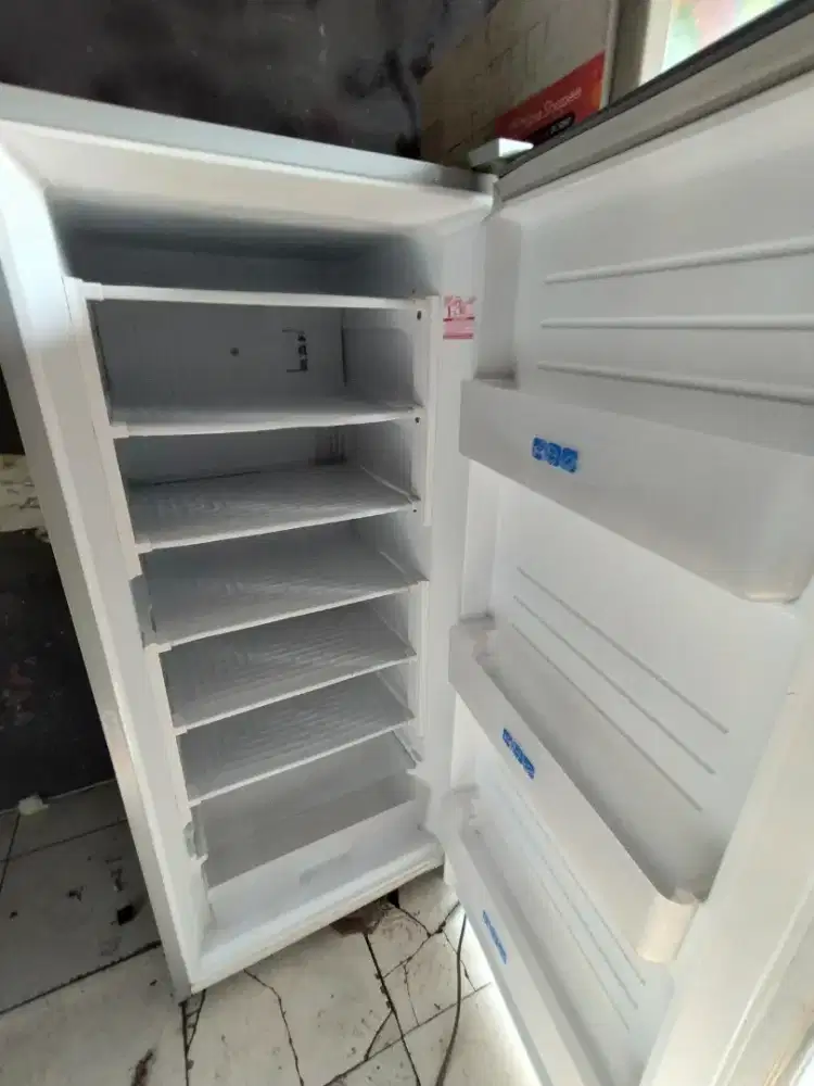Jual Bu freezer kulkas ukuran 6 rak merk SHARP