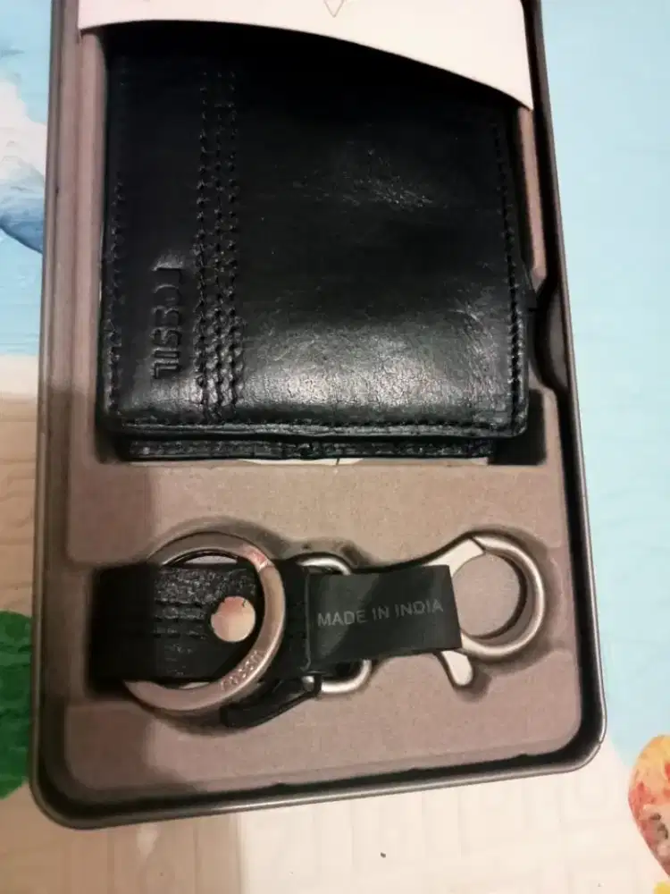 Dompet fossil hitam