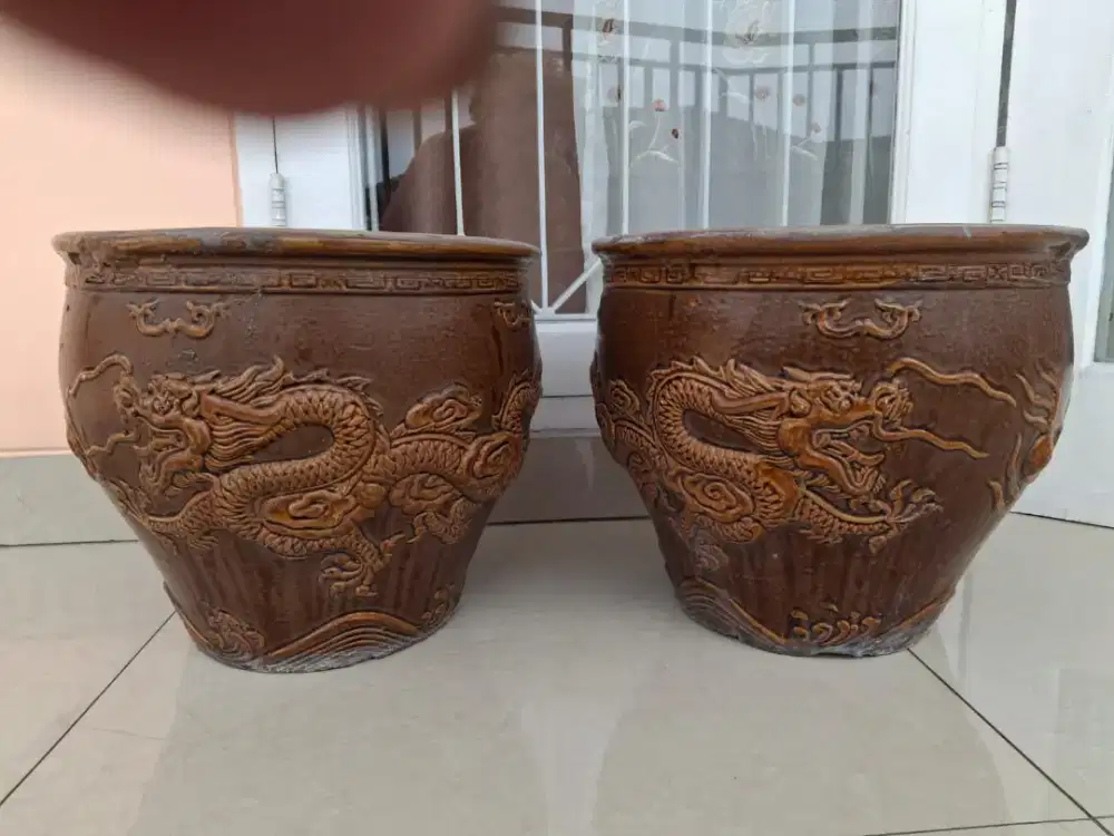 Guci antik motif naga