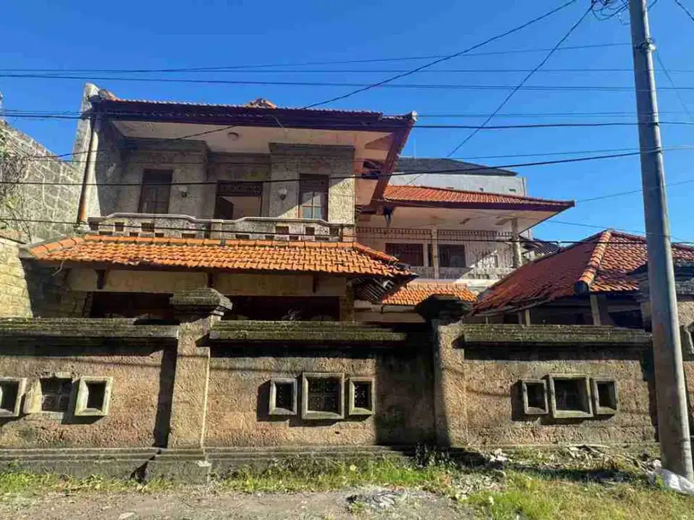 DIJUAL TANAH BONUS BANGUNAN RUMAH 2 LANTAI DI JALAN LAKSAMANA RENON DENPASAR AREA STRATEGIS