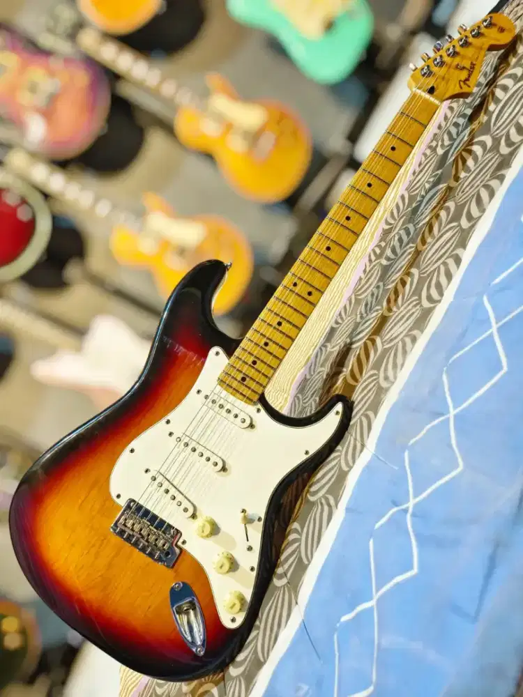 Fender Player Series Stratocaster Maple Neck 3 Tone Sunburst Mexico