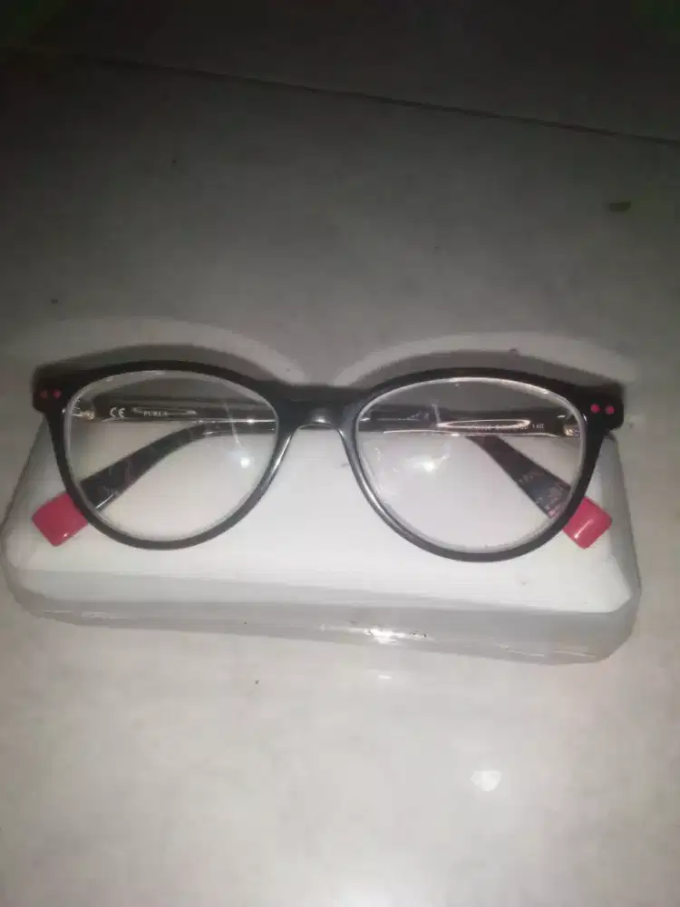 Kacamata Furla masih bagus