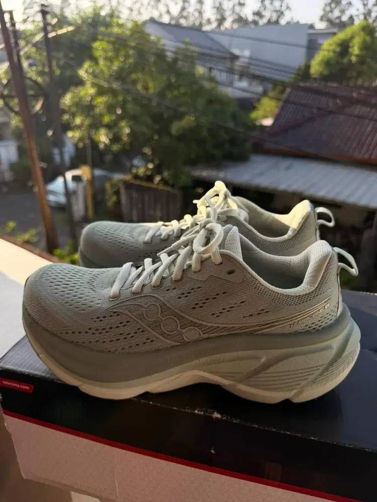 FOR SALE! SAUCONY HURRICANE 25 SIZE 38 95% NEW!