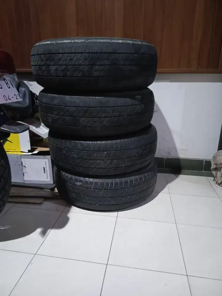 Dijual 4 pc ban bekas ring 16 215/65,kondisi 85%,lokasi surabaya