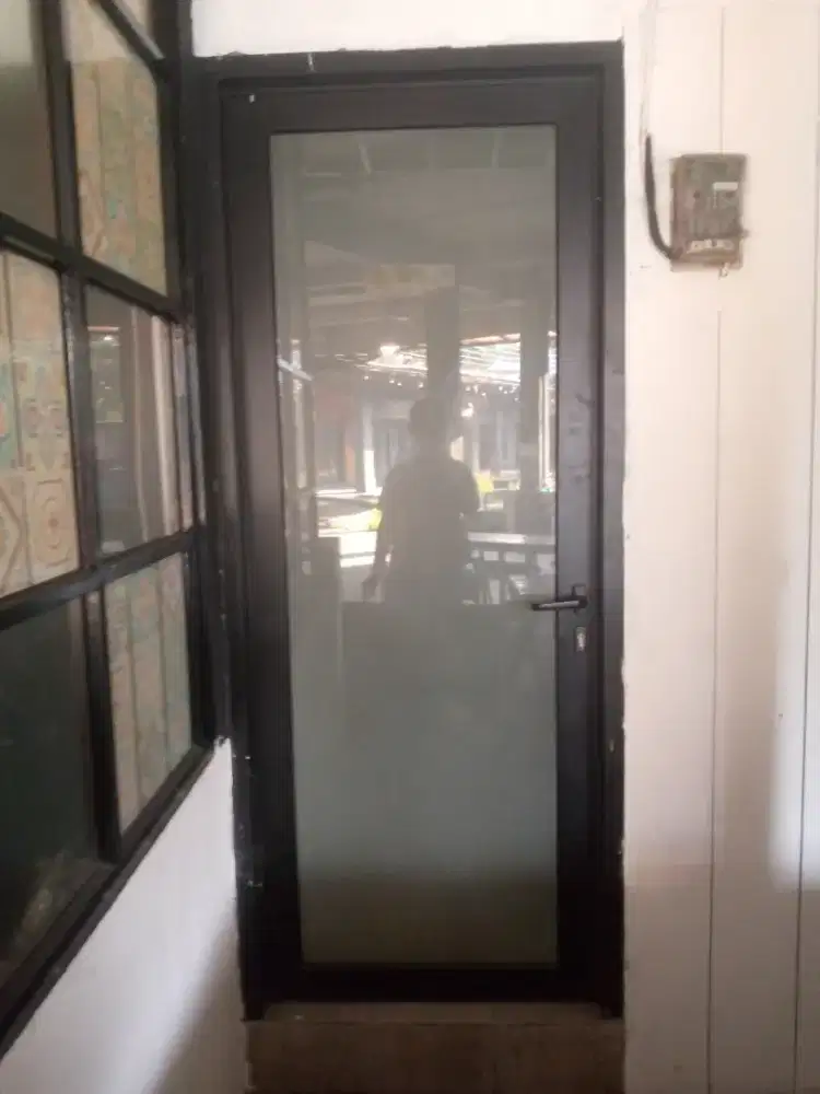 Pintu almunium bekas resto