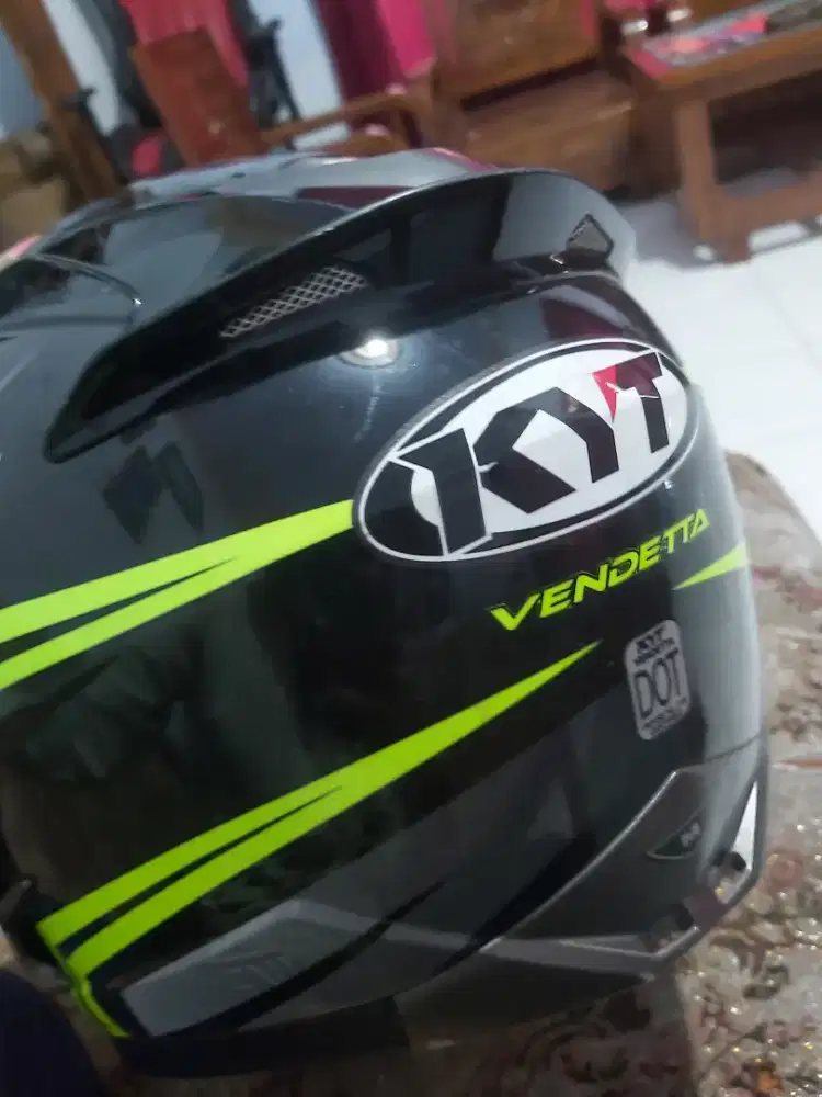 Helm KYT bekas kualitas bagus
