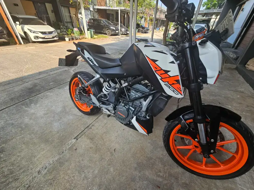 KTM duke 200 warna putih