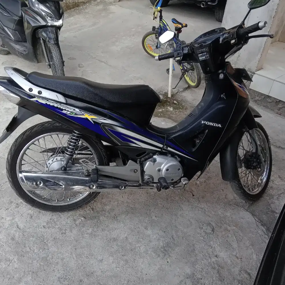Dijual honda karisma 2004.