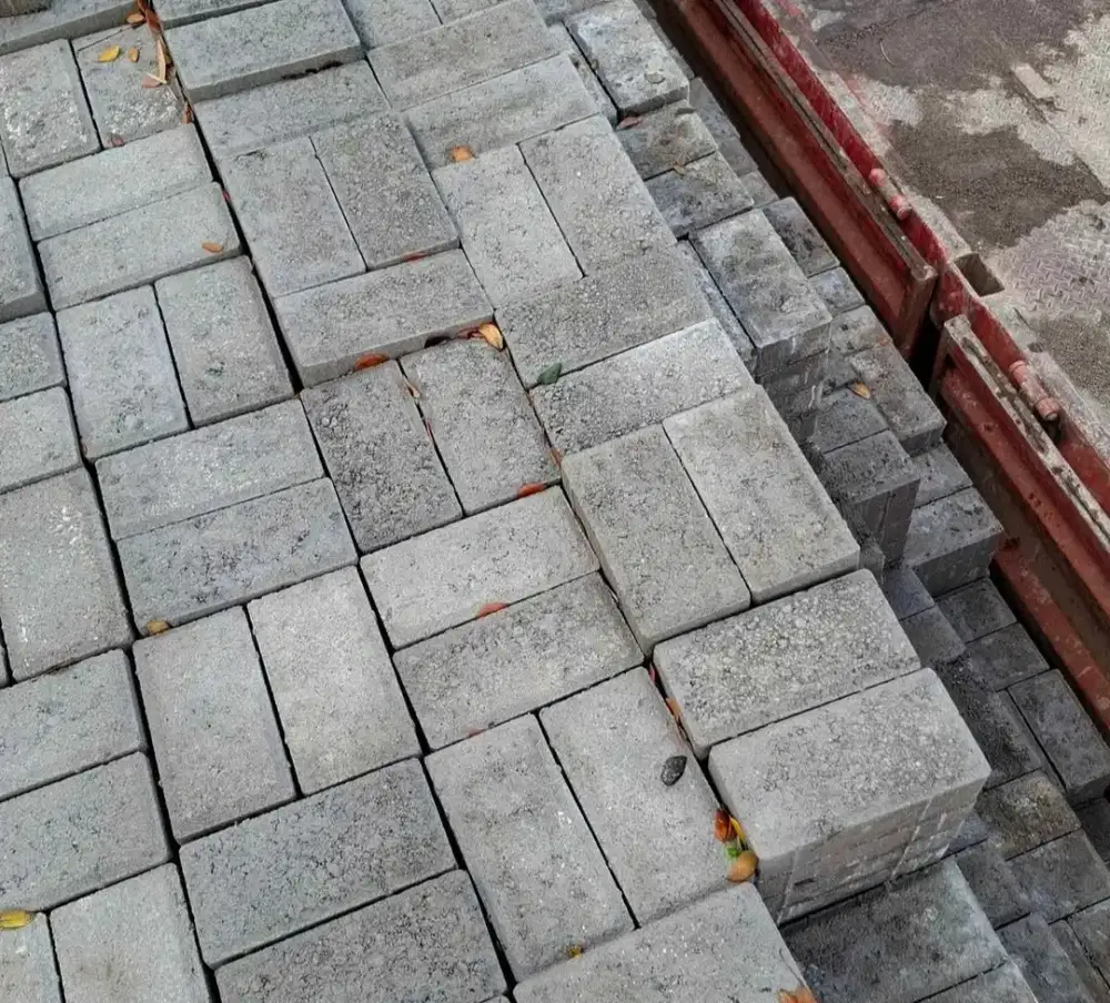 Borongan pasang paving dan pembersihan lahan