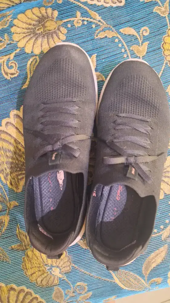 SEPATU SKECHERS CEWEK