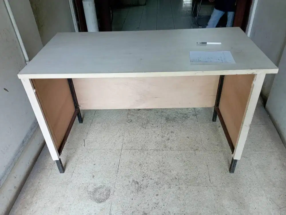 Meja kerja 1/2 Biro