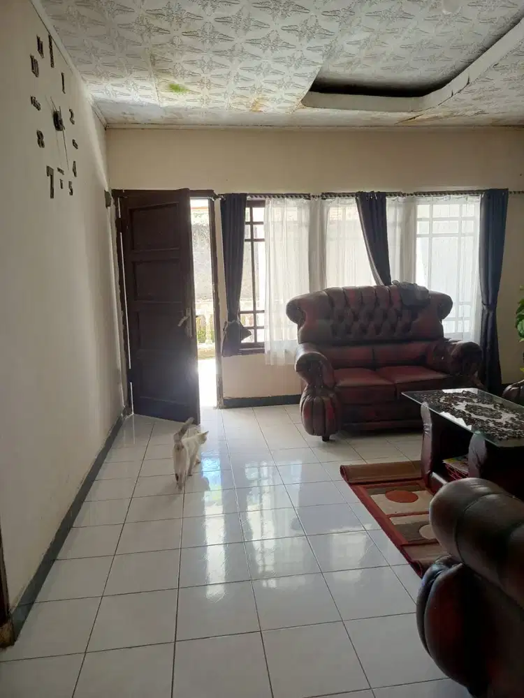 Rumah 2 Lantai dengan 4 kamar tidur dan 2 kamar mandi