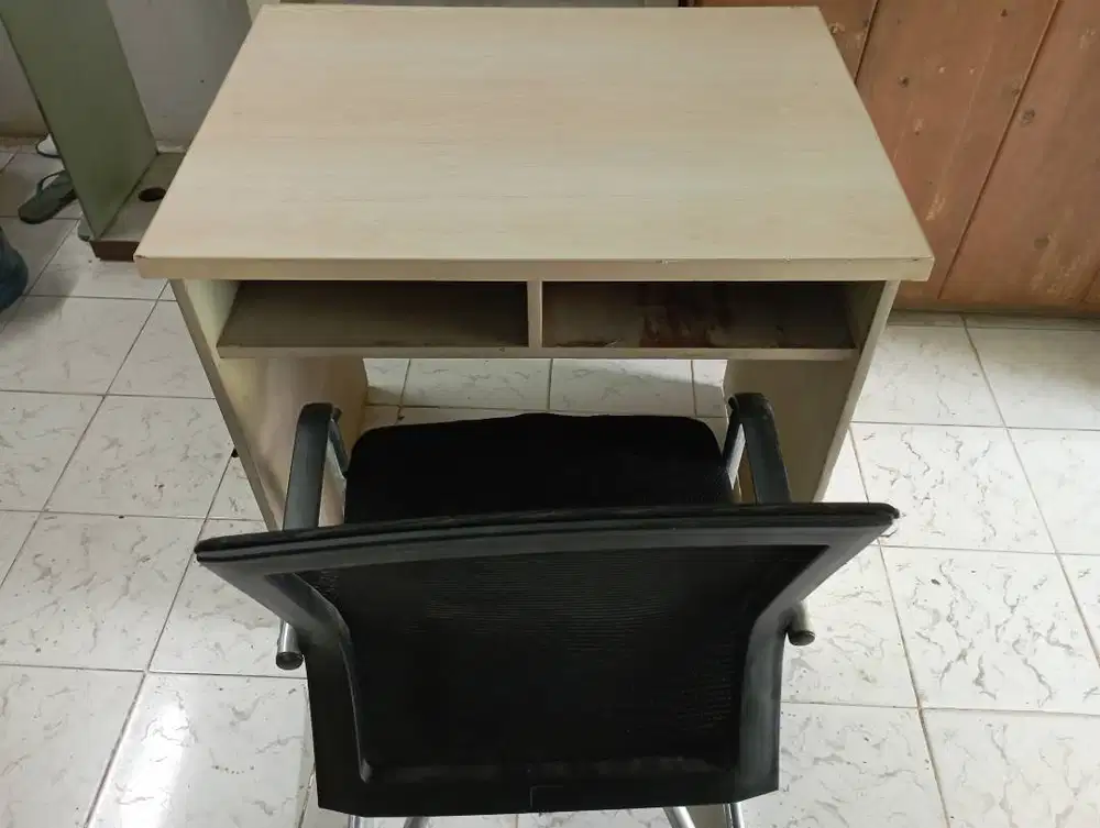 1 set meja kursi staf