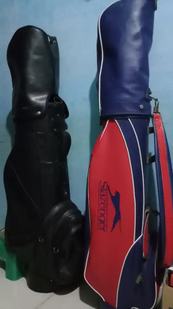 Dua tas golf dan isinya