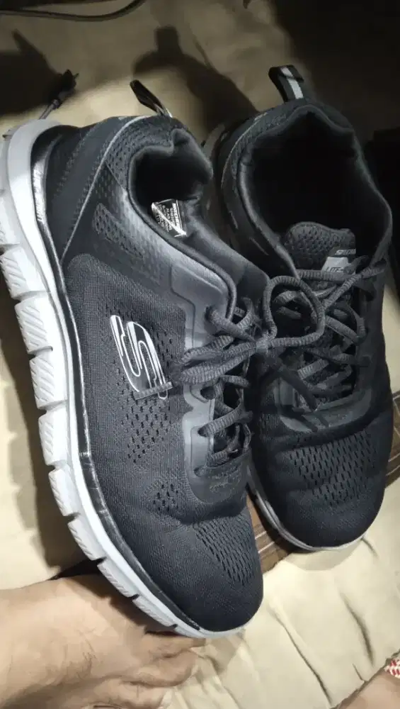 Sepatu pria Skechers original bekas