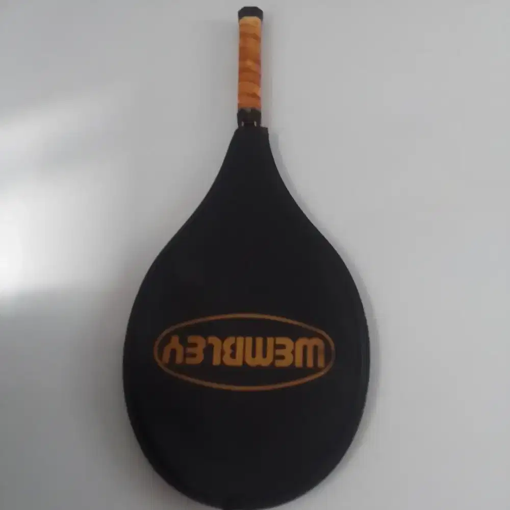 Raket tennis lapangan