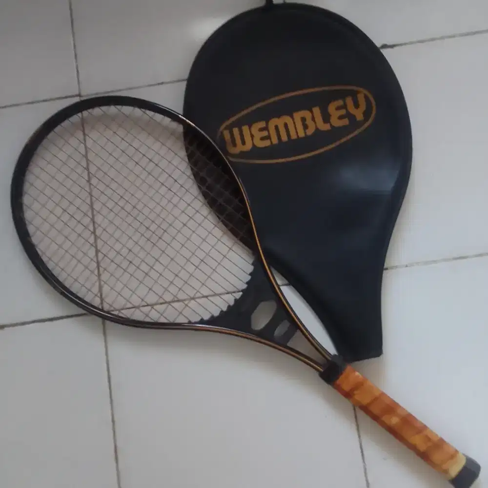 Raket tennis lapangan