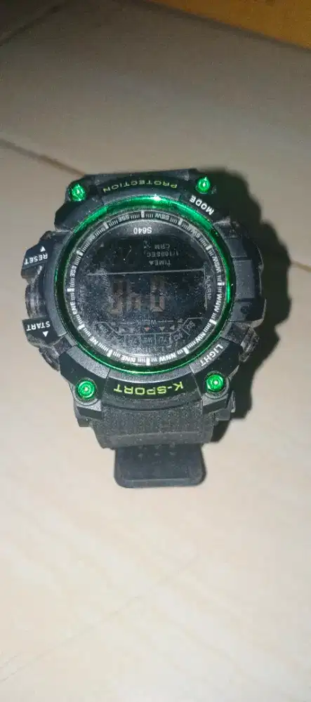 Menjual jam tangan pria dengan harga murah