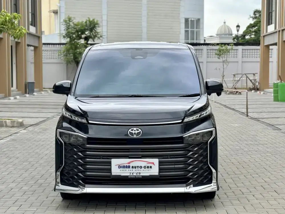 Toyota Voxy TSS 2023