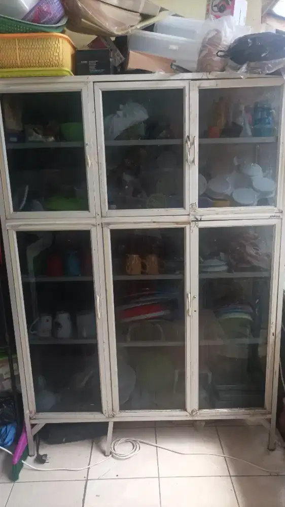 Dijual lemari piring bekas