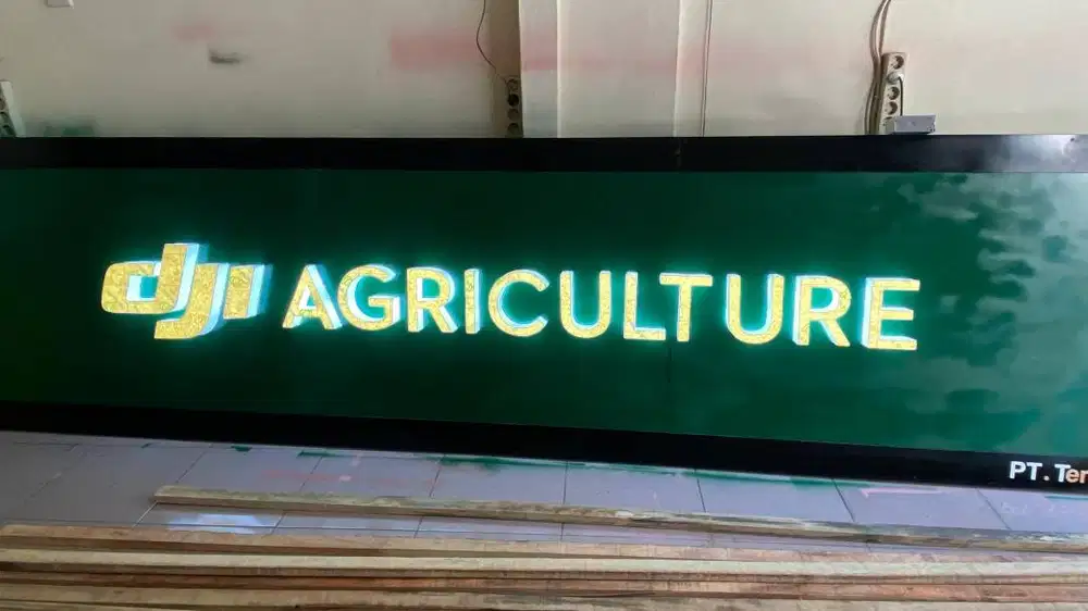 Huruf timbul akrilik lampu + ACP