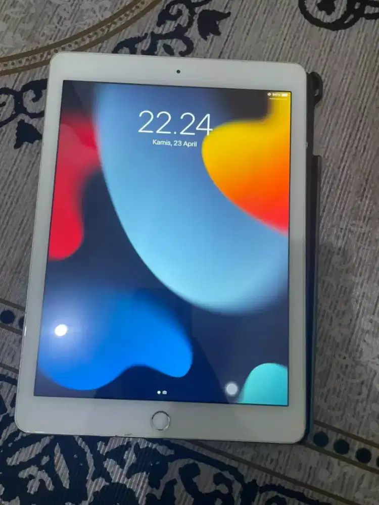 Ipad air 2 128gb silver chager only