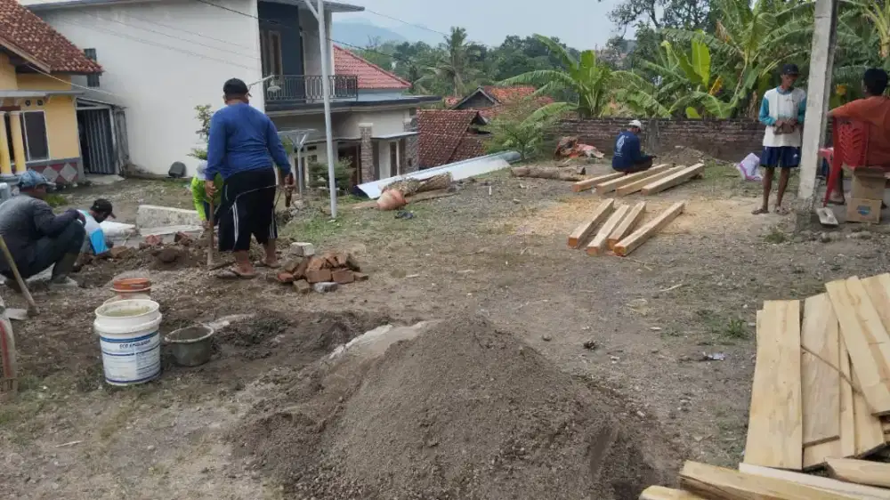 Mengerjakan galian spiteng pasang pondasi bersih bersih pekarangan dLL