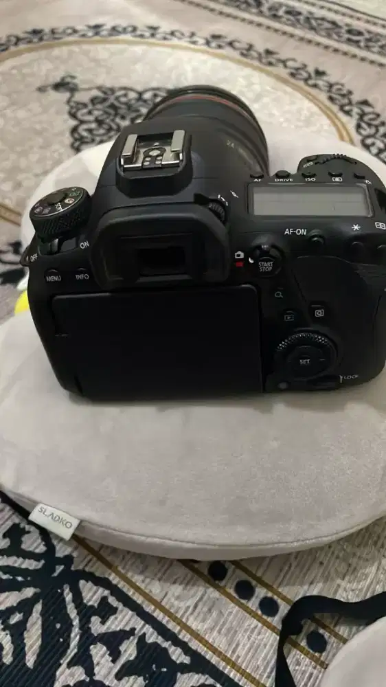 Kamera Canon D6 Mark II plus Lensa AF 24 105 mm