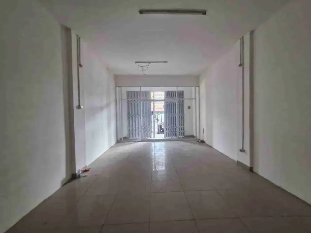 Disewa ruko 2.5 lantai di dekat Buaran Jakarta Timur