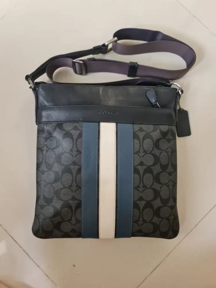 140. Tas Sling Bag Pria Coach Black Blue White

Mantan / Bekas /Second