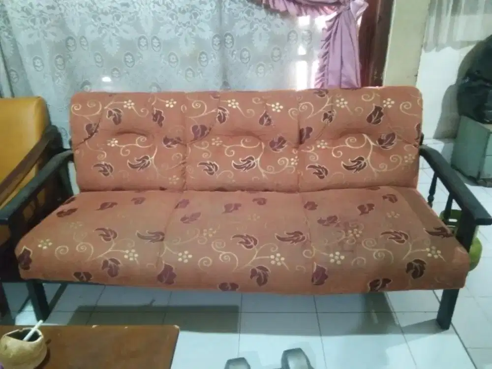 kursi panjang tiga dudukan