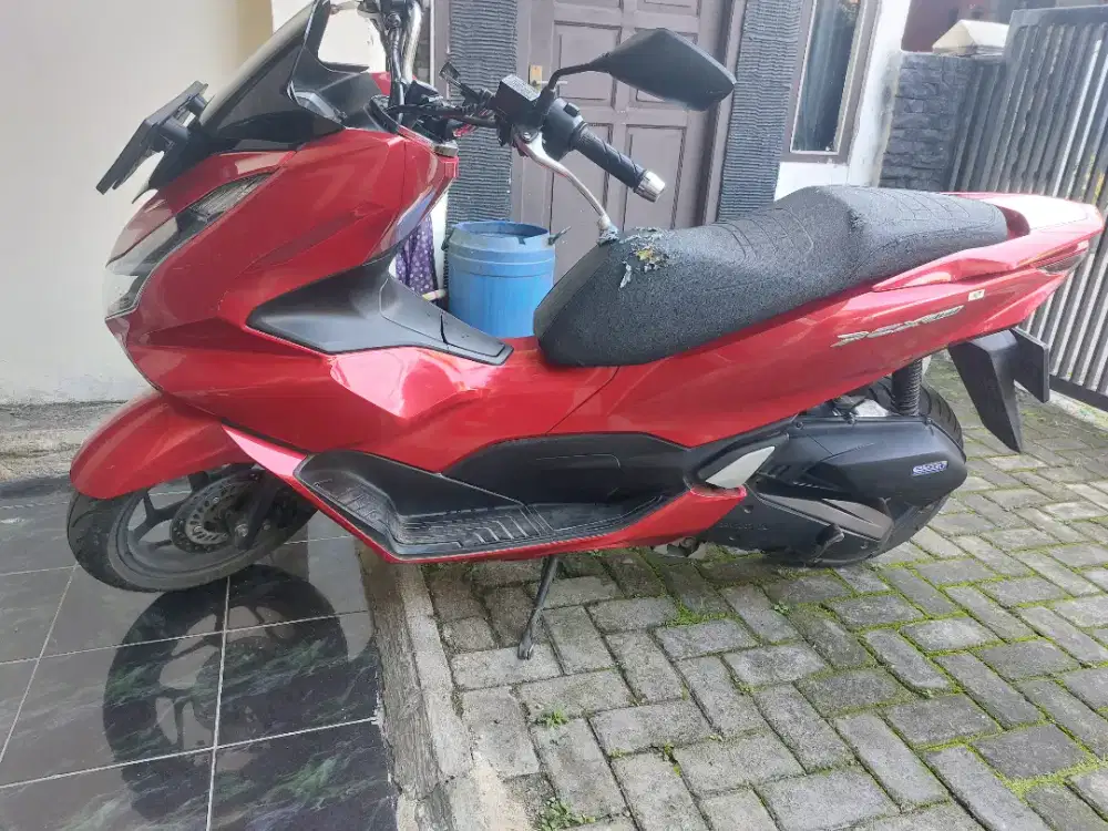 Motor PCX 160 CBS warna merah glossy