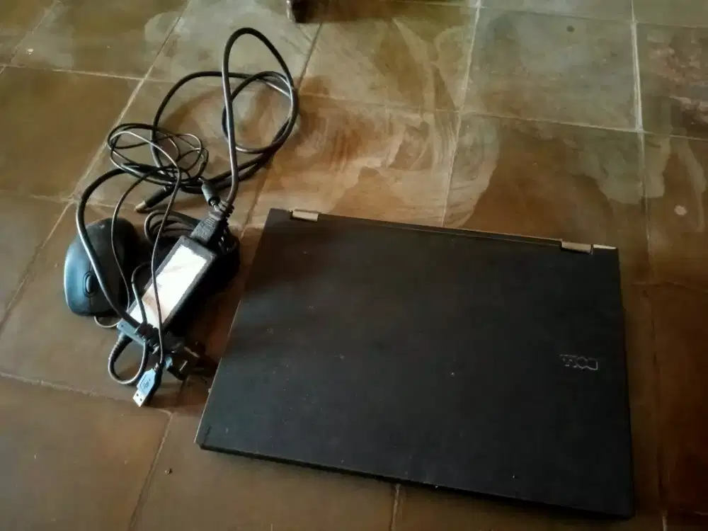 Laptop dell hitam normal ram 2