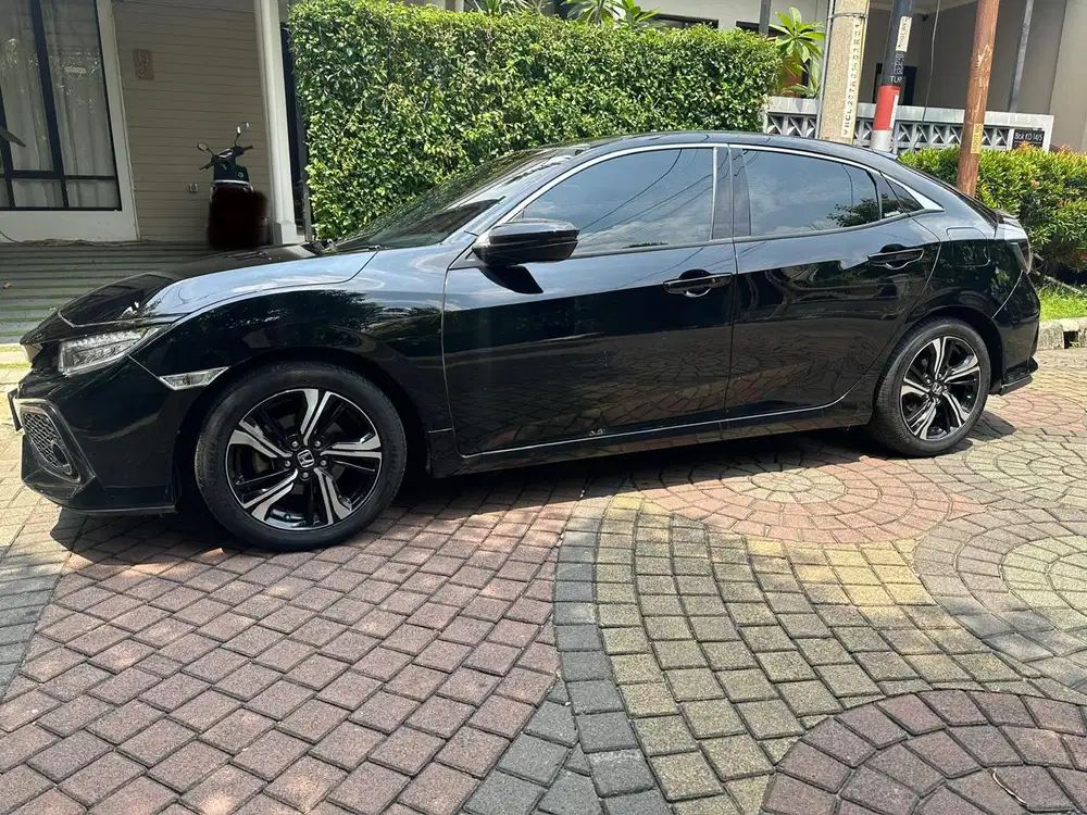 OVER CREDIT Honda Civic Hatchback 2018 Bensin