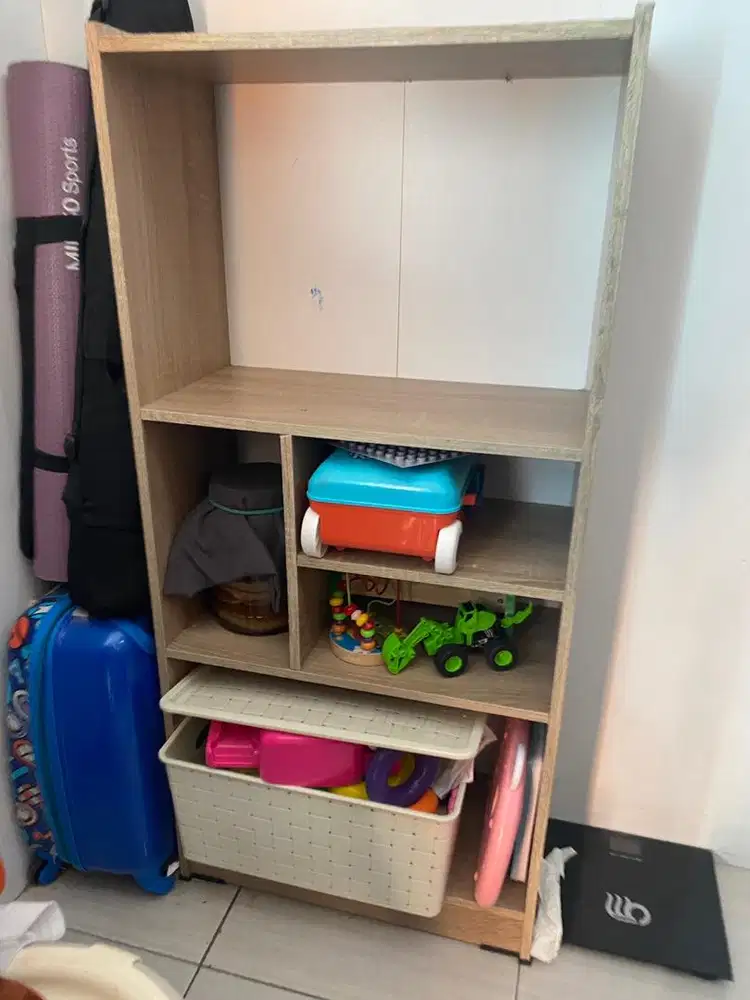 Lemari buku lima sekat