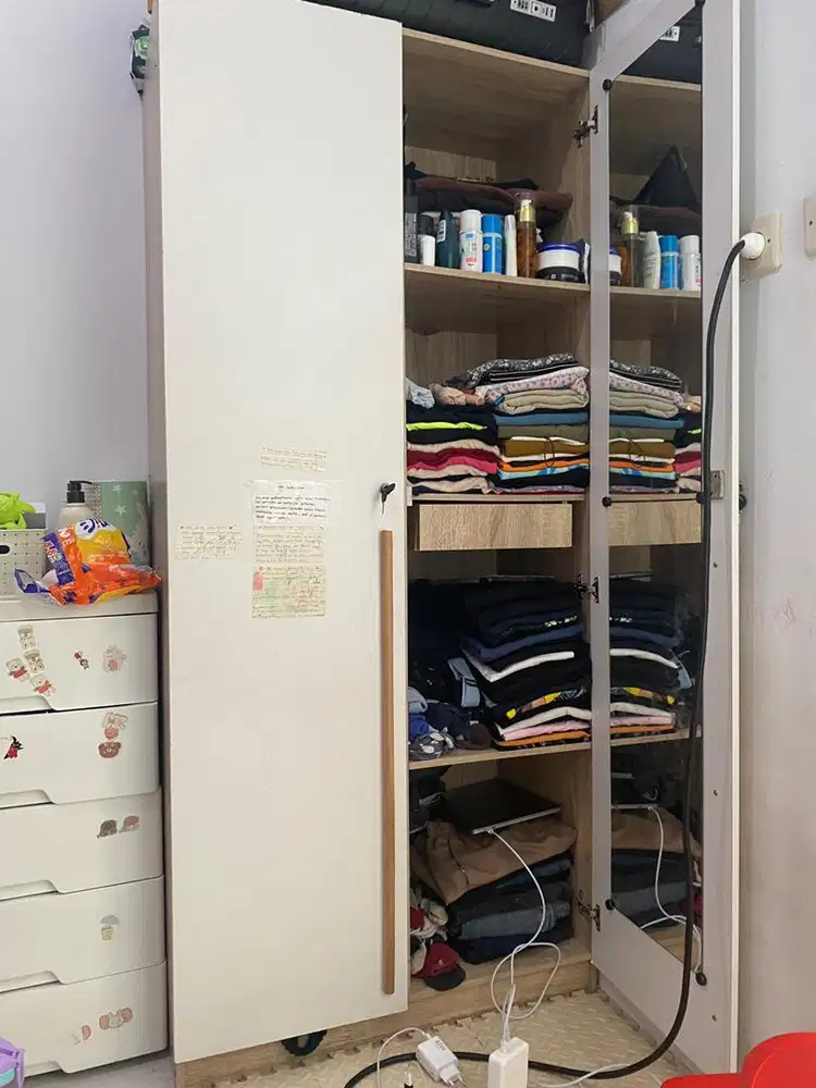 Lemari dua pintu warna putih