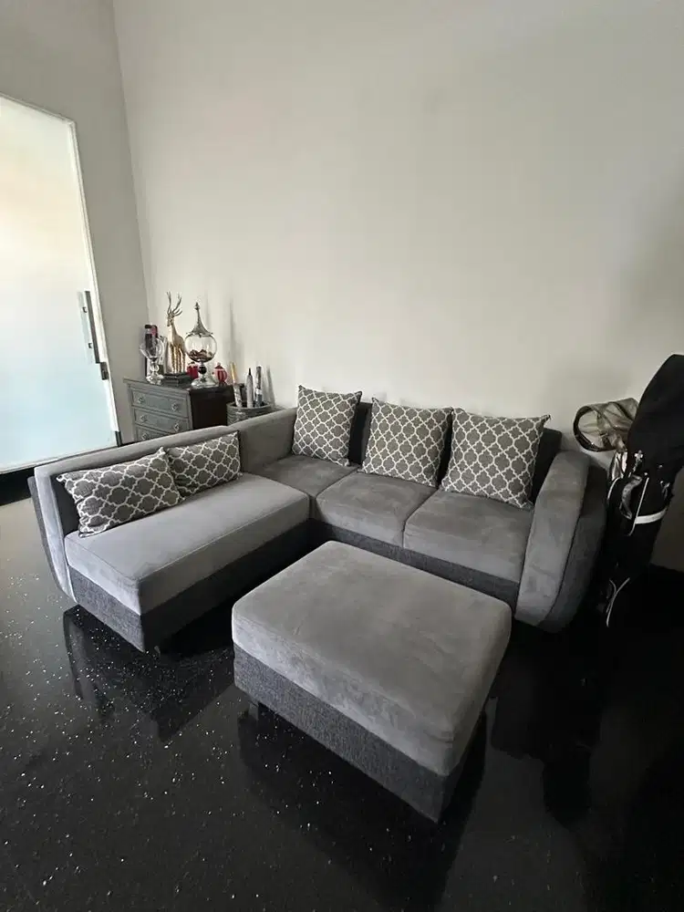 Sofa Abu Minimalis 5 seater + bantal (lihat photo 1 dan 2)