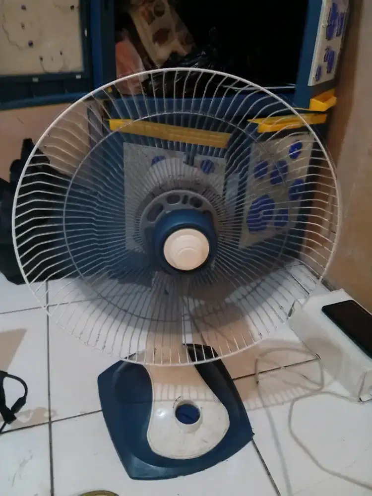 Dijual kipas angin aoyama 12 inchi. Mulus normal awerlt. Nego.