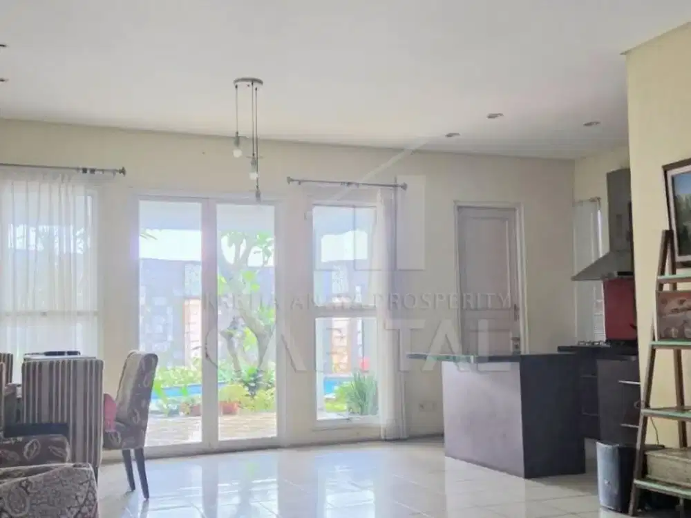 RUMAH TROPIS DENGAN KONSEP OPEN SPACE DILENGKAPI KOLAM RENANG DI CINERE DEPOK