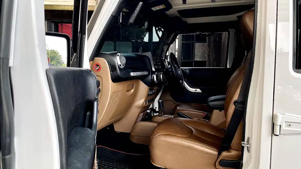 KM27RB Jeep Wrangler Original Rubicon 4-Doors FACELIFT NIK 2014 Full M