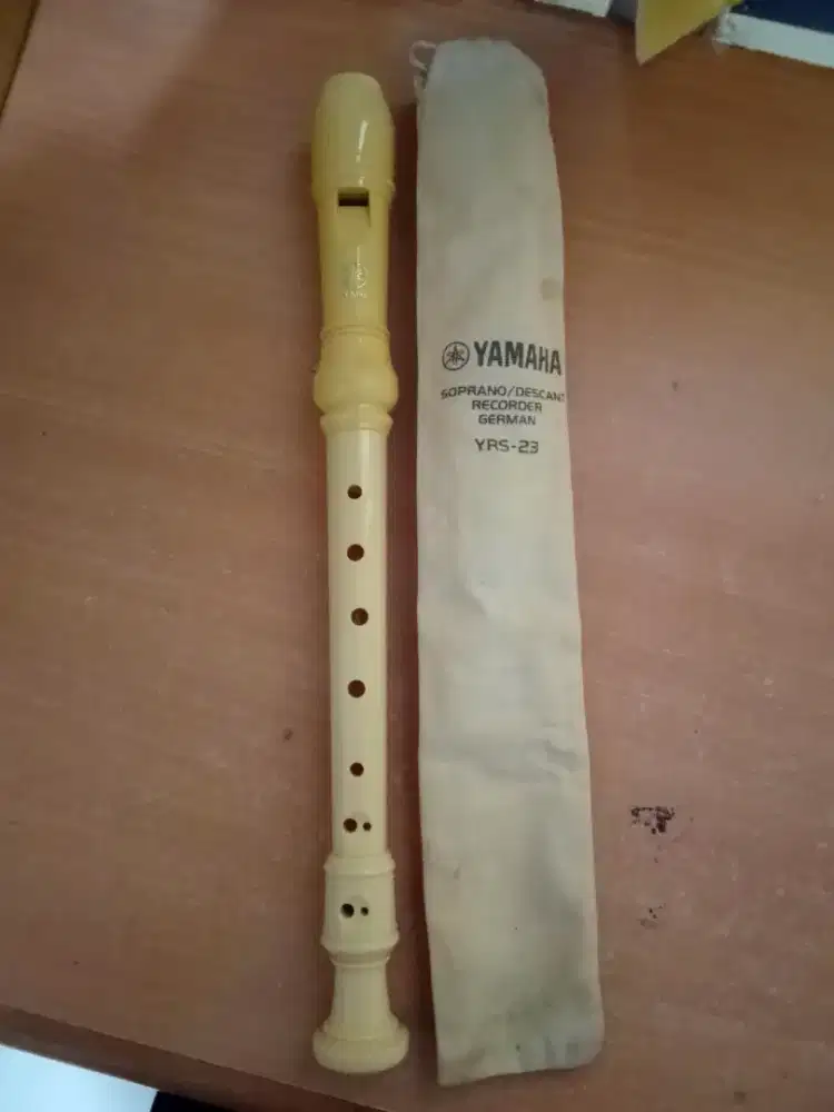 Seruling Yamaha Soprano Recorder model YRS-23. 