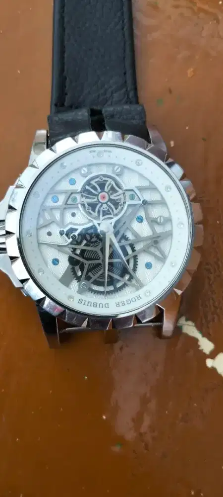 Jam tangan pria Roger Dubuis